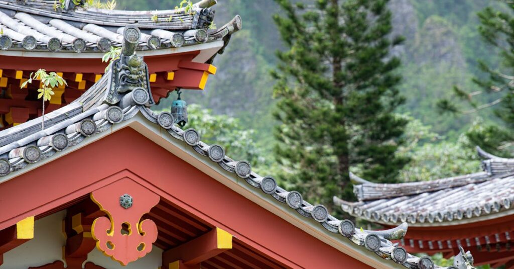龍神と神社が水脈と光でつながる神秘的なエネルギーを描いたイメージ。神社の背後に流れる龍脈が輝く幻想的な光景。