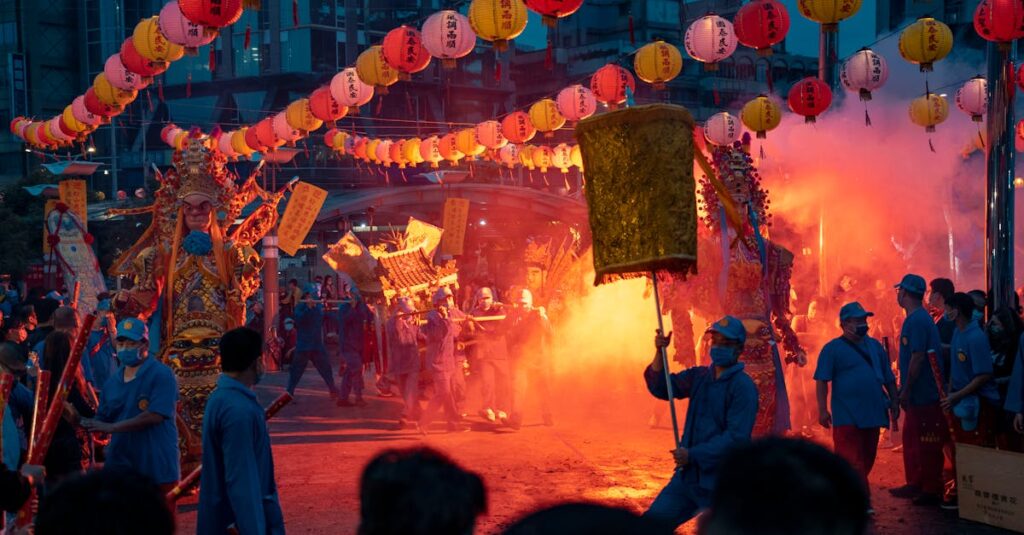 神社で龍神に祈りを捧げる参拝者と光に包まれた龍のエネルギーを表現した幻想的な場面。