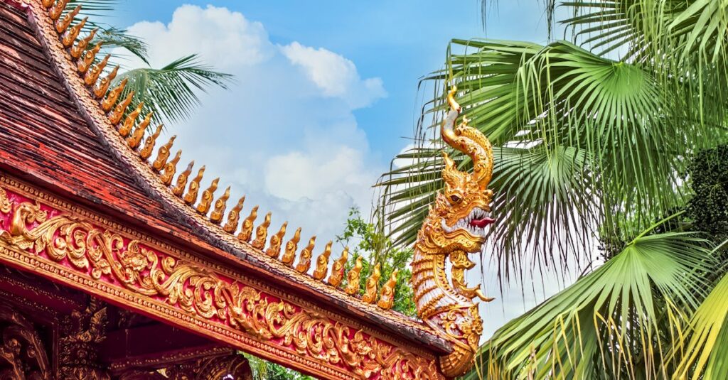 龍神の光が人に導きを送る神秘的なエネルギーのイメージ。天から降り注ぐ黄金の龍のエネルギーが人の魂に届く様子を表現。