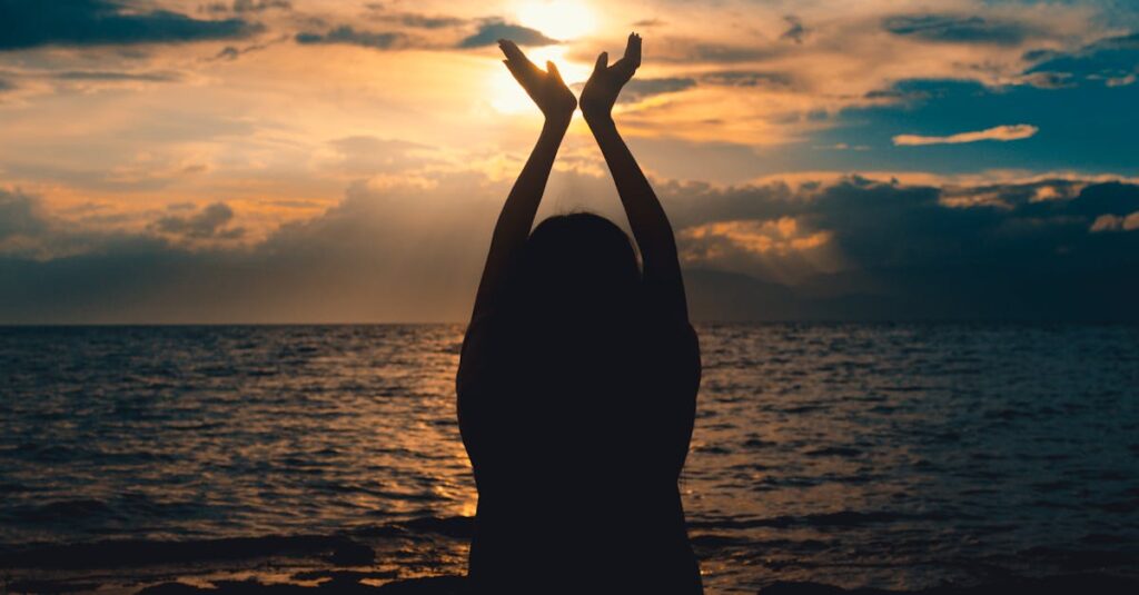 龍神と深くつながる瞑想や感謝の心を象徴する、光に包まれた龍と水の幻想的なイメージ。