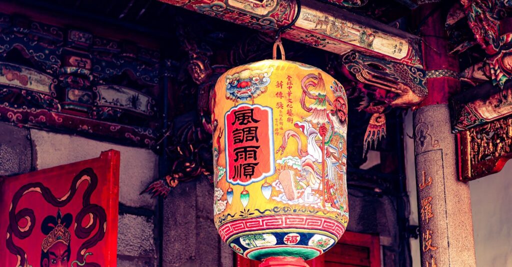 神社で龍神に祈りを捧げる参拝者と光に包まれた龍のエネルギーを表現した幻想的な場面。