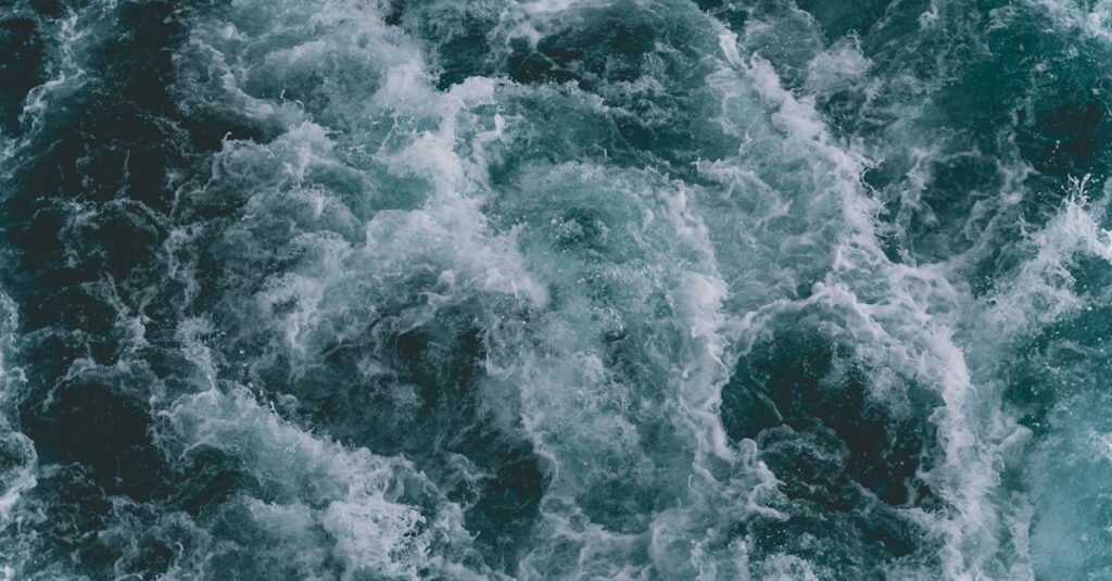 龍神と神社が水脈と光でつながる神秘的なエネルギーを描いたイメージ。神社の背後に流れる龍脈が輝く幻想的な光景。