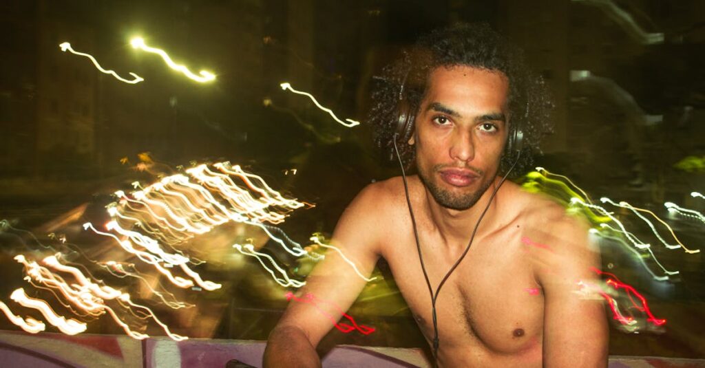 龍神の光が人の人生の流れを整え、神社の鳥居を通じて未来へ導く幻想的なエネルギーのイメージ。