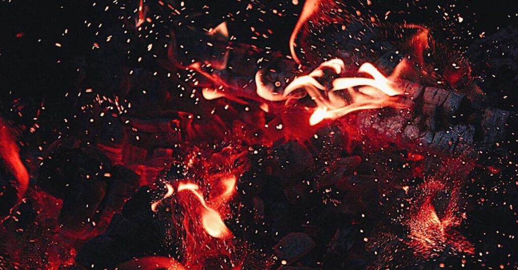 赤龍のエネルギーを象徴する炎と光に包まれた龍。情熱と創造力が燃え上がるようなダイナミックな風景