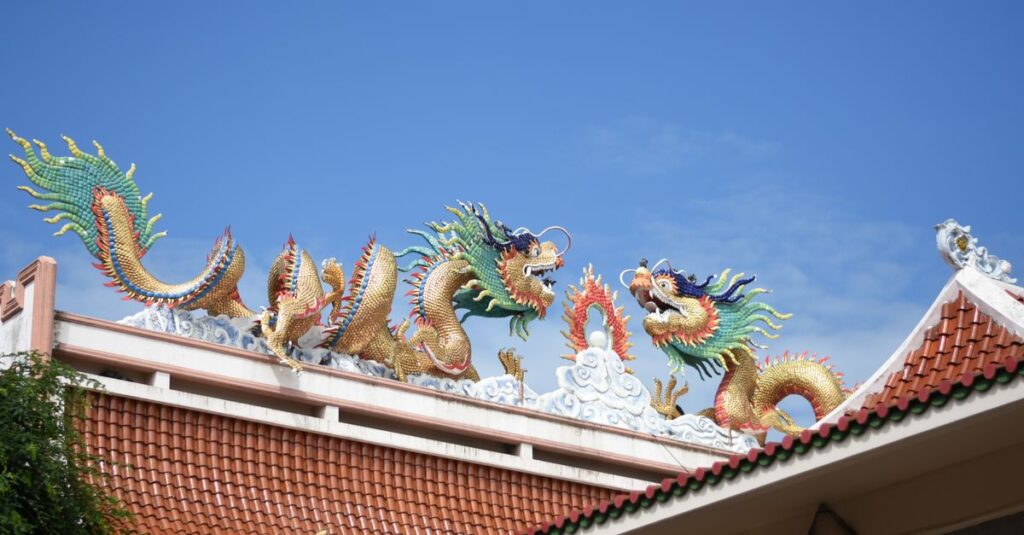金龍・青龍・白龍・黒龍など異なる龍神エネルギーが光の波動として神社を包み込む神秘的な光景。