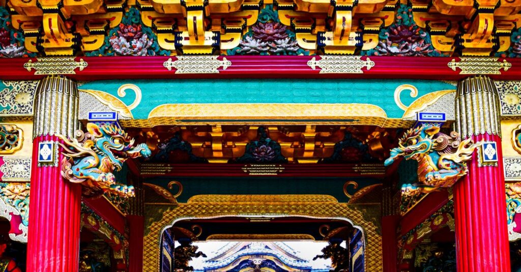 五色の龍神が自然の五行エネルギーを象徴する幻想的な光景。青・白・黒・赤・金の龍が調和して舞う神秘的なビジュアル