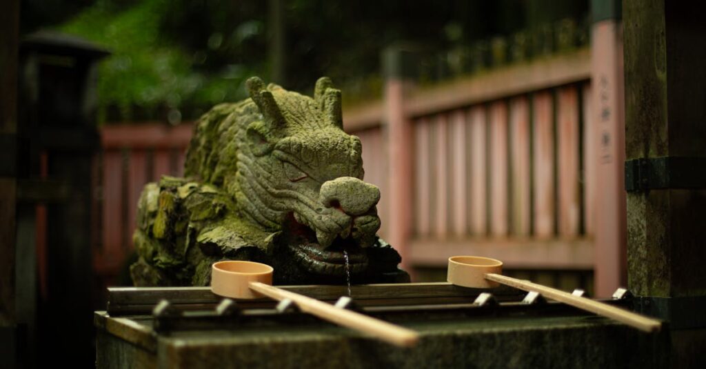 白龍のエネルギーを象徴する光と水の中を舞う純白の龍。浄化と再生の波動に包まれた幻想的な光景