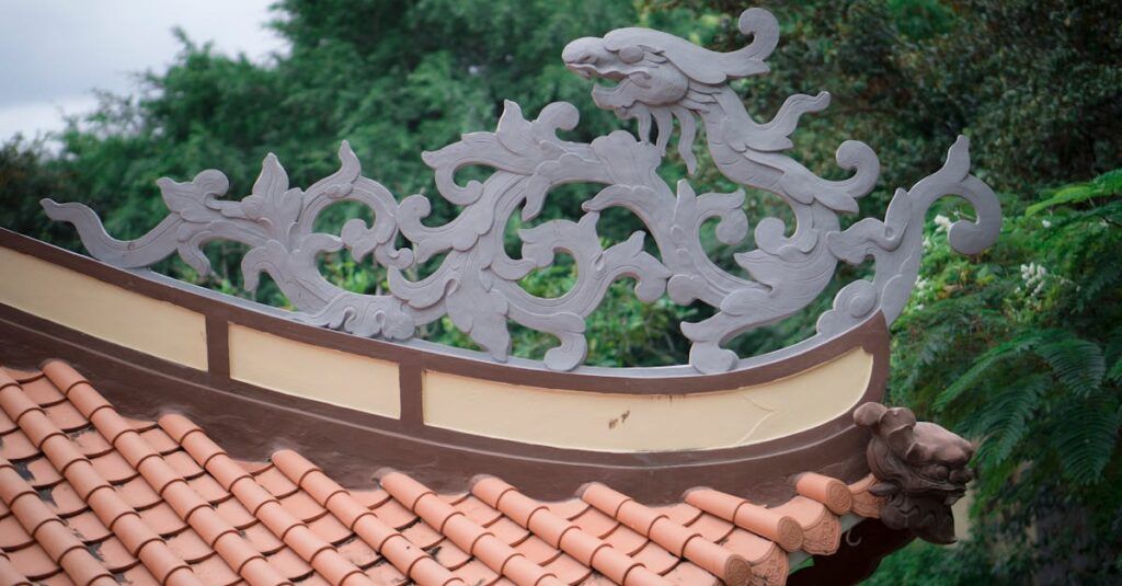 龍神の導きを受けて前に進む人の姿を描いた光と風のイメージ。龍のエネルギーに背中を押されて行動する様子を表現。