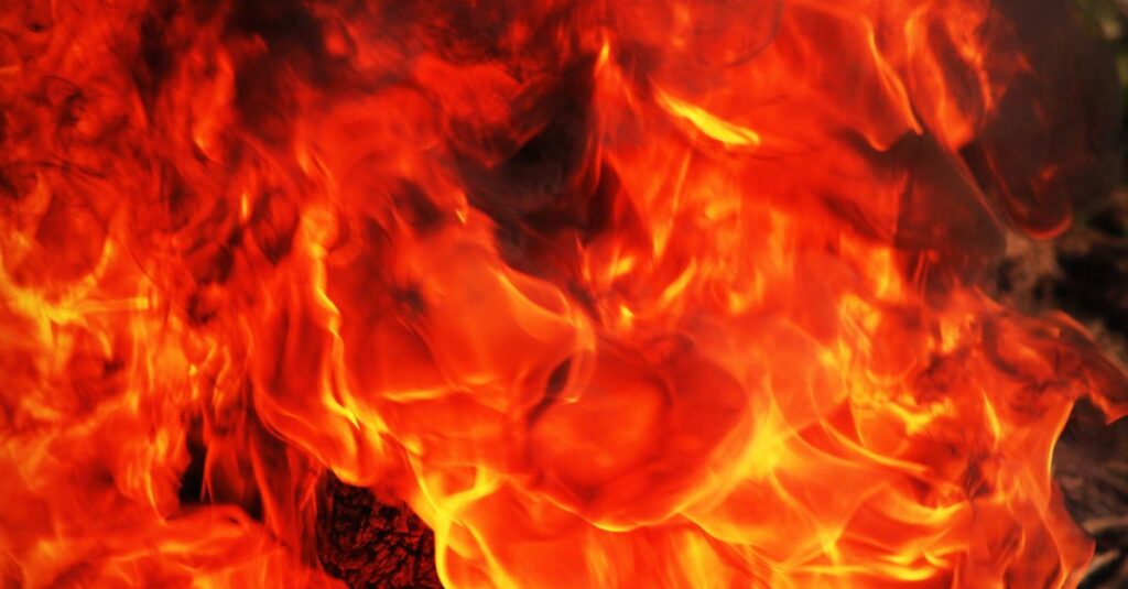 赤龍のエネルギーを象徴する炎と光に包まれた龍。情熱と創造力が燃え上がるようなダイナミックな風景