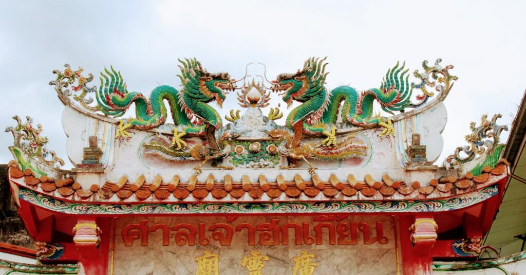 龍神の光が人の人生の流れを整え、神社の鳥居を通じて未来へ導く幻想的なエネルギーのイメージ。