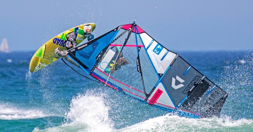 青龍のエネルギーを象徴する東の空を舞う蒼き龍。風と水の流れが調和する神秘的な情景