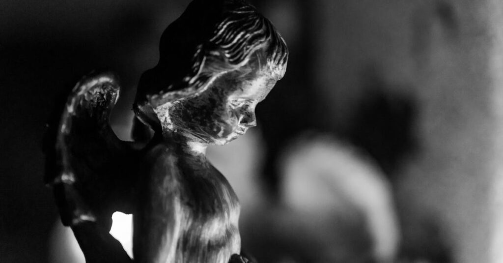 潜在意識と守護霊の調和を象徴する瞑想する人と光に包まれた守護存在のイメージ画像