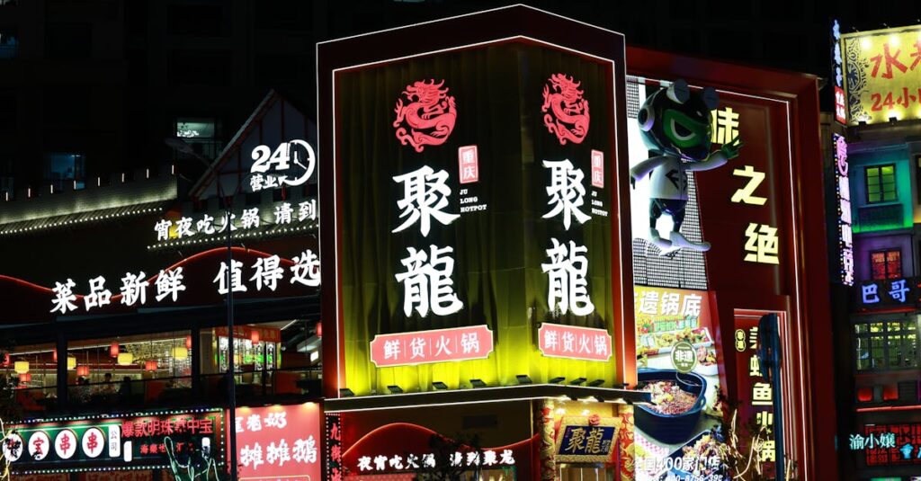 龍神からのサインを象徴する龍の形をした雲と光に包まれた空。自然の中に感じる神秘的なエネルギーの象徴