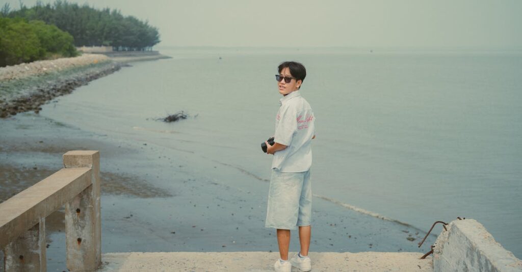 引き寄せの法則を生きる意識転換を象徴する光に包まれた人物と宇宙のエネルギーが共鳴するイメージ画像