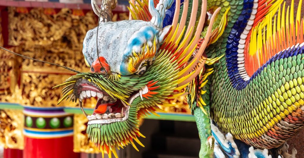 龍神と神社が水脈と光でつながる神秘的なエネルギーを描いたイメージ。神社の背後に流れる龍脈が輝く幻想的な光景。