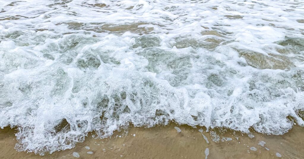 龍神のご利益によって金運や仕事運が巡るエネルギーの流れを象徴する幻想的な龍のイメージ画像