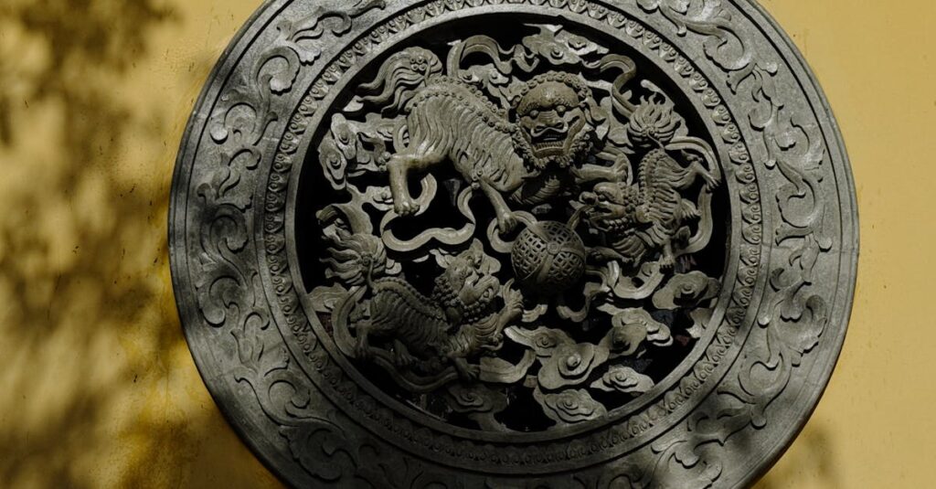 夢の中で龍神が現れ、人にメッセージを伝える神秘的な光景。青い光の中に浮かぶ龍と眠る人のイメージ。