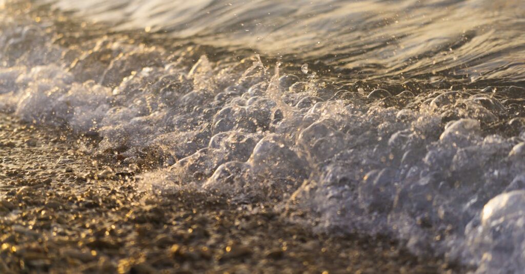 龍神のエネルギーが金運や豊かさの流れを司る様子。光と水が循環し、龍が天と地を結ぶ幻想的な光景