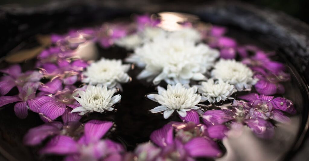 五色の龍神が天と地の間で調和し、宇宙のバランスを象徴する神秘的な光景