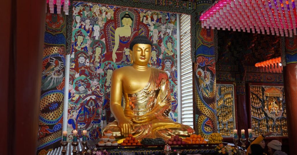 瞑想する人の周囲に金龍と白龍が光となって舞い、金運と感謝のエネルギーが融合している神秘的な情景