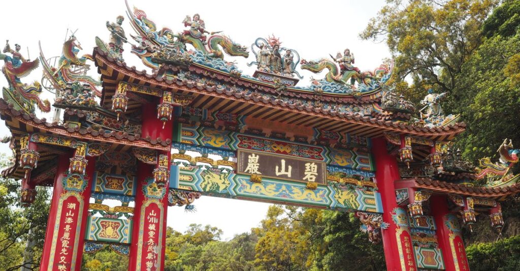 神社で龍神に祈りを捧げる参拝者と光に包まれた龍のエネルギーを表現した幻想的な場面。