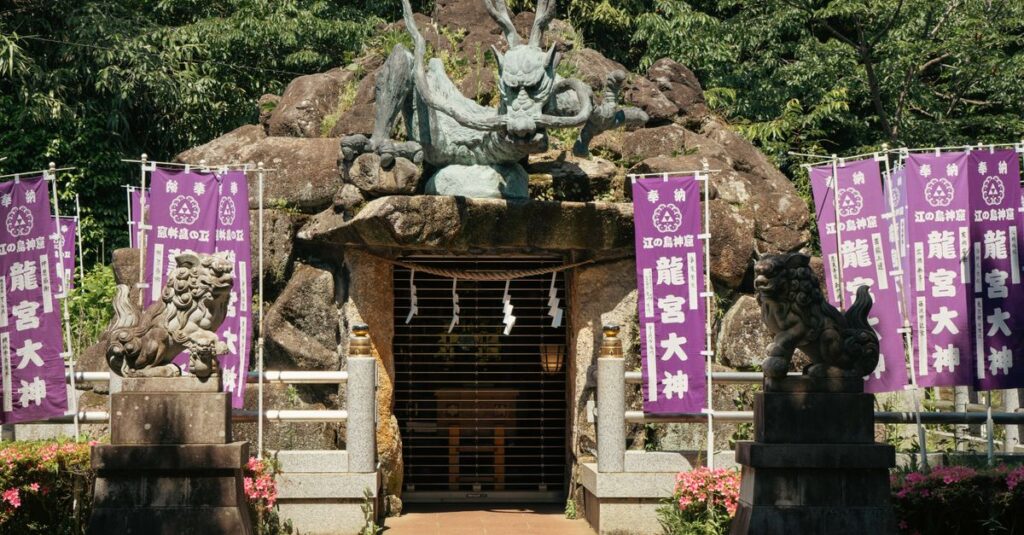 日本各地に点在する龍神スポットの地図と光のエネルギーを表現した幻想的なイメージ。