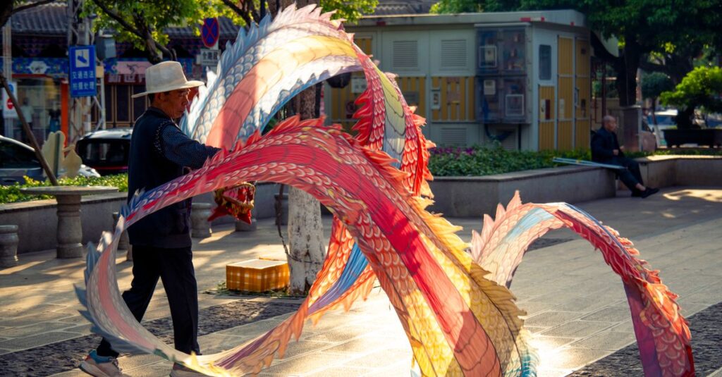 龍神の光が人の人生の流れを整え、神社の鳥居を通じて未来へ導く幻想的なエネルギーのイメージ。