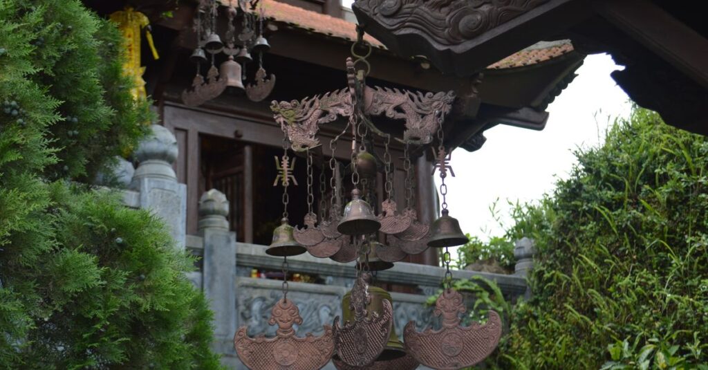 龍神とつながる瞑想を象徴する、自然の中で光に包まれた人物と龍のエネルギーが交差する神秘的な風景