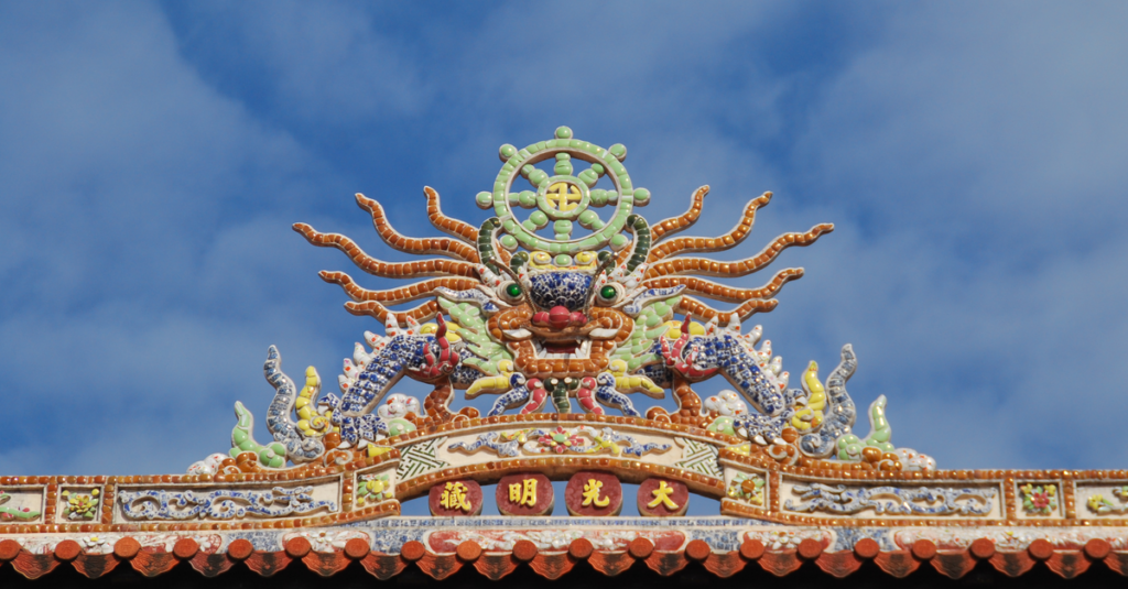 五色の龍神が自然の五行エネルギーを象徴する幻想的な光景。青・白・黒・赤・金の龍が調和して舞う神秘的なビジュアル