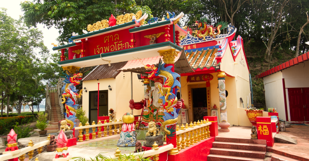 龍神と神社が水脈と光でつながる神秘的なエネルギーを描いたイメージ。神社の背後に流れる龍脈が輝く幻想的な光景。