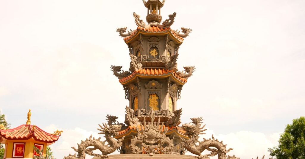 日本各地に点在する龍神スポットの地図と光のエネルギーを表現した幻想的なイメージ。