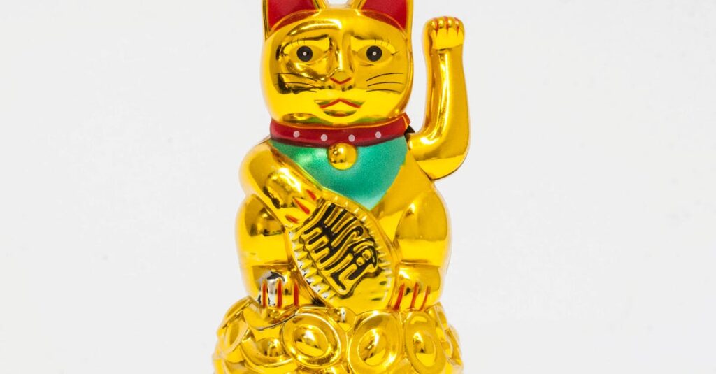 金龍のエネルギーを象徴する黄金の光に包まれた龍。豊かさと奇跡を呼び込む神々しい光景