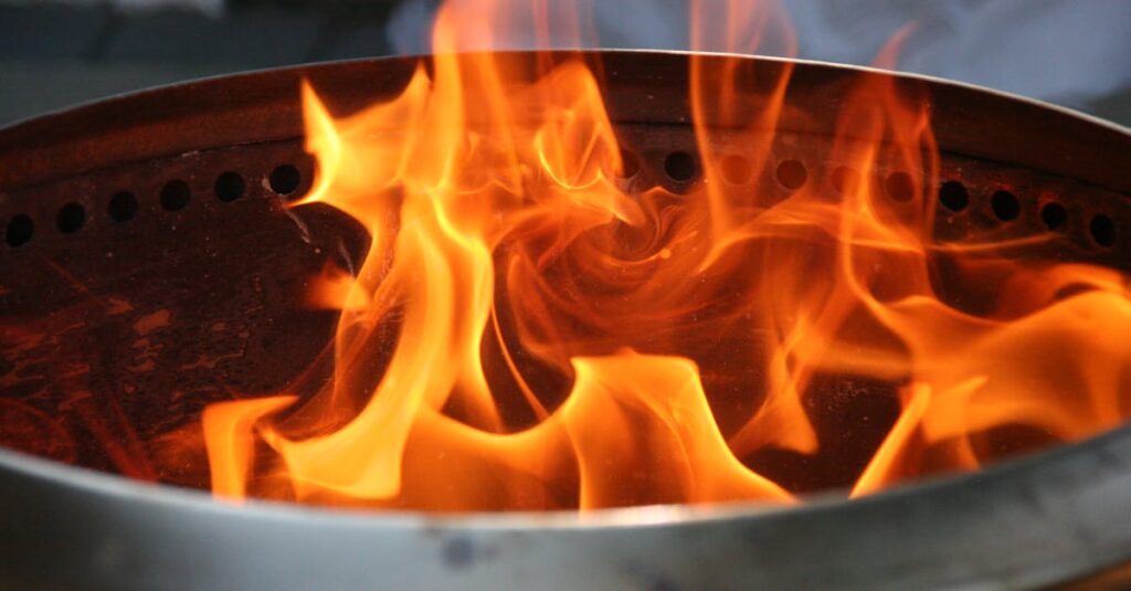 赤龍のエネルギーを象徴する炎と光に包まれた龍。情熱と創造力が燃え上がるようなダイナミックな風景