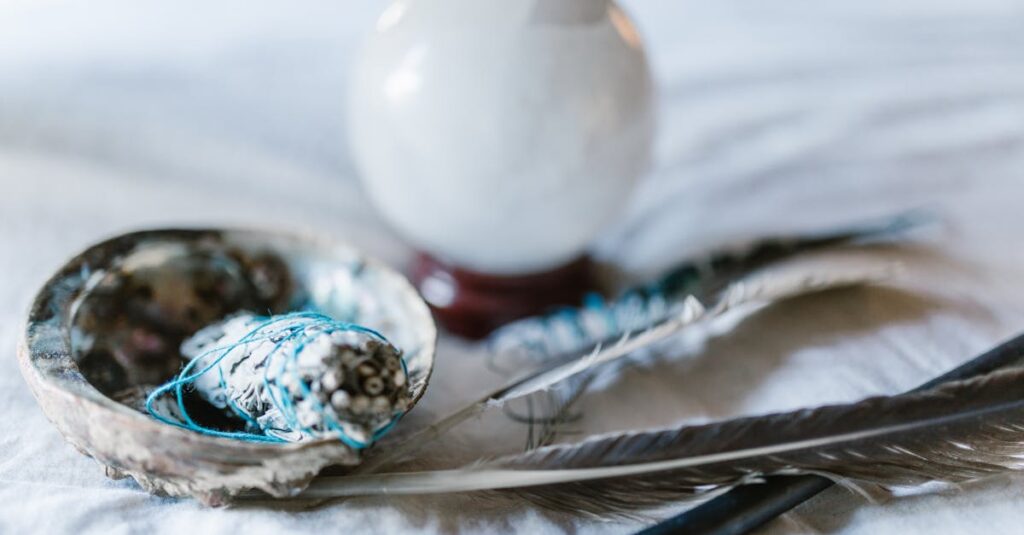 瞑想する人の周囲に五色の龍のオーラが現れ、それぞれ異なるエネルギーを放っている幻想的な光景