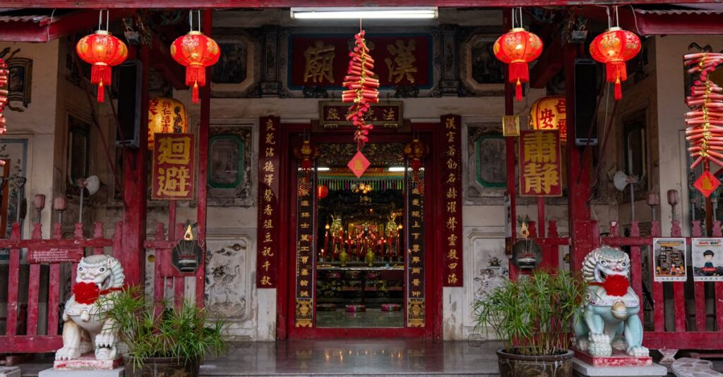 龍神が宿る神社の象徴を示す鳥居や水の流れ、光のエネルギーを表現した幻想的な神社風景。