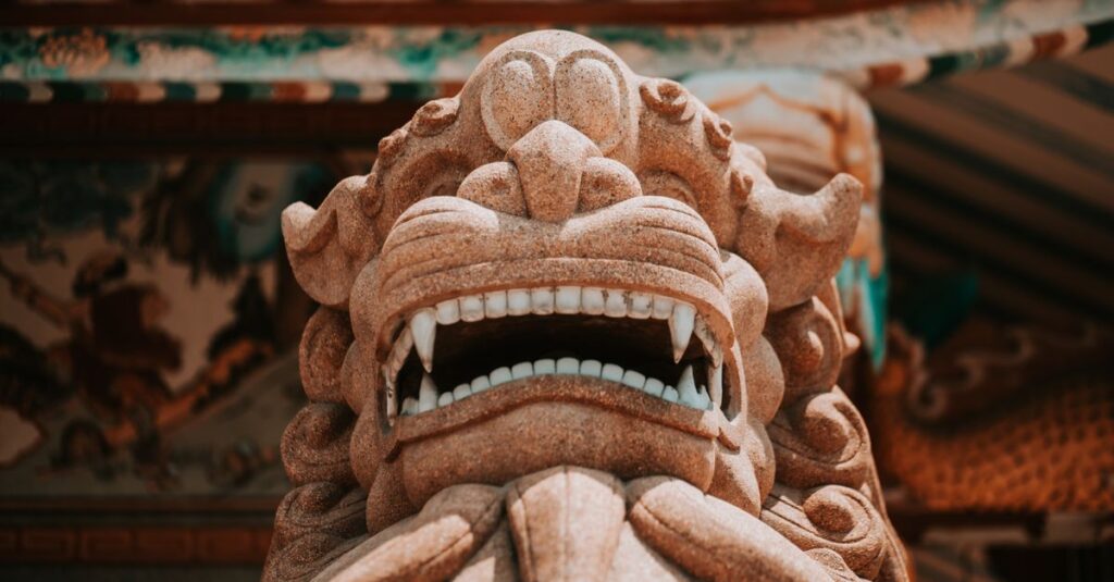龍神に守護される人の特徴を象徴する光と水のオーラに包まれた人影。龍の気配が感じられる神秘的な風景