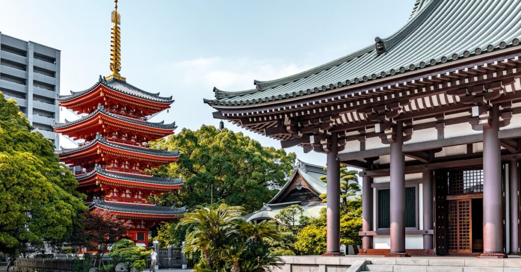 日本各地に点在する龍神スポットの地図と光のエネルギーを表現した幻想的なイメージ。