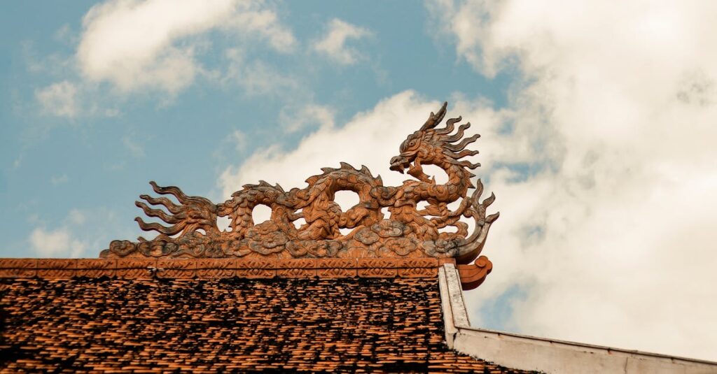 五色の龍神が自然の五行エネルギーを象徴する幻想的な光景。青・白・黒・赤・金の龍が調和して舞う神秘的なビジュアル