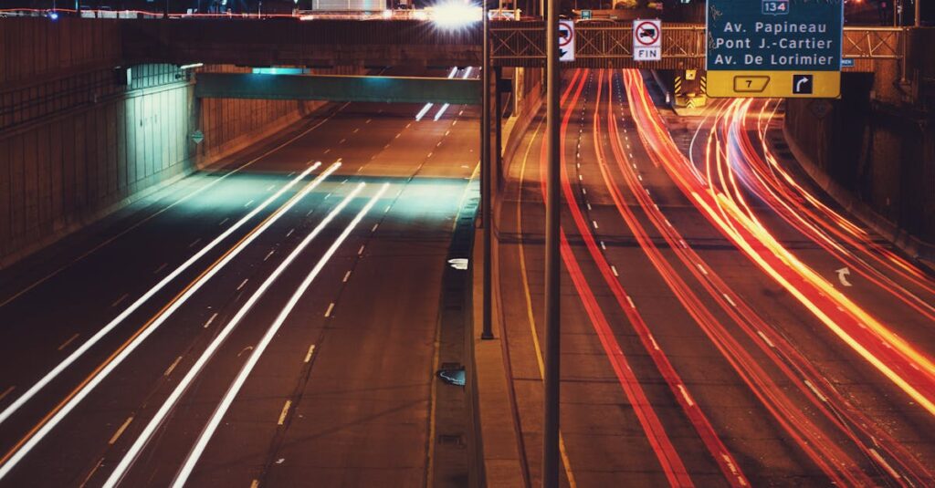 龍神のエネルギーが金運の波動と共鳴し、光の流れとなって循環している神秘的な光景