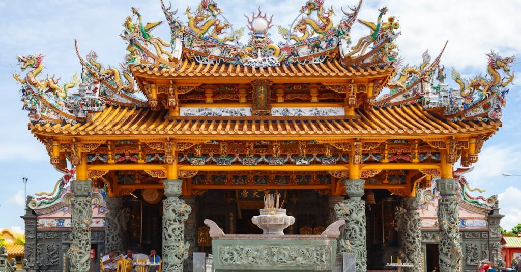 龍神と神社が水脈と光でつながる神秘的なエネルギーを描いたイメージ。神社の背後に流れる龍脈が輝く幻想的な光景。