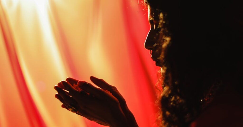 瞑想する人の周囲に金龍と白龍が光となって舞い、金運と感謝のエネルギーが融合している神秘的な情景