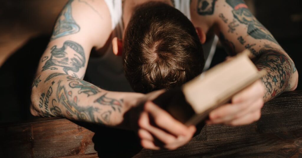 龍神の光が人に導きを送る神秘的なエネルギーのイメージ。天から降り注ぐ黄金の龍のエネルギーが人の魂に届く様子を表現。