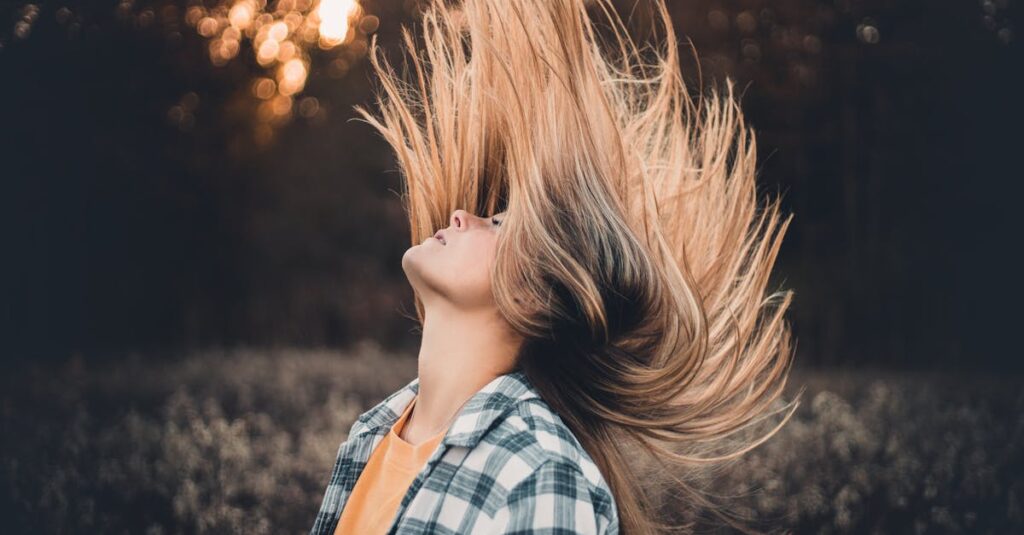 龍神様が金運を動かす氣と流れの法則を象徴する、黄金の光と龍のエネルギーが循環する神秘的なイメージ。