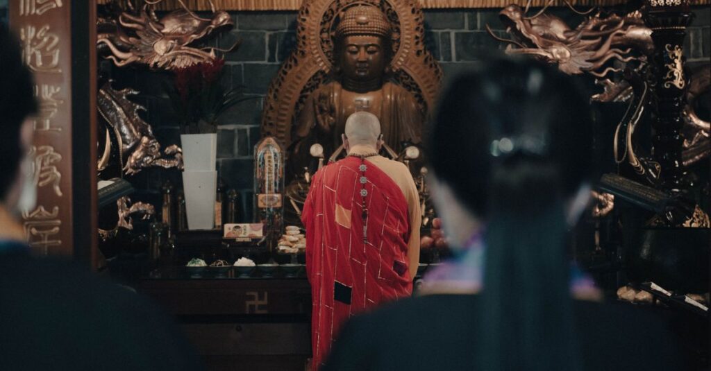 瞑想中に龍神の光と波動を感じながら言霊で交流する神秘的な場面