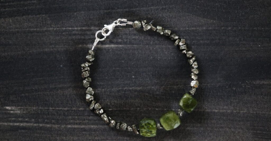 青龍・白龍・金龍・黒龍それぞれのエネルギーに対応するパワーストーンが並ぶ神秘的なアート