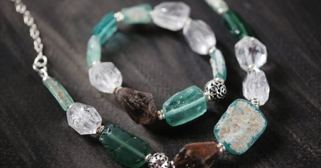 龍神アクセサリーを浄化するイメージ。水晶や月光に照らされながら輝く神聖なビジュアル。