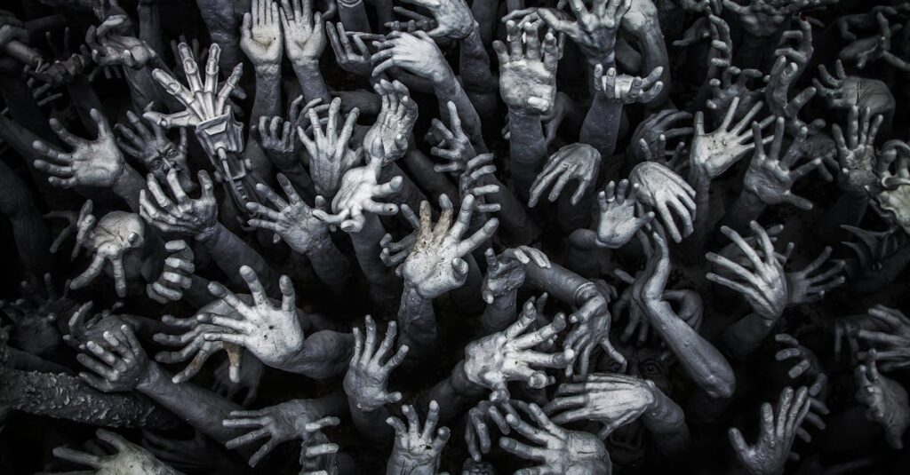 龍神像を粘土で手作りすることで氣を形にするスピリチュアルアートの神聖なイメージ。