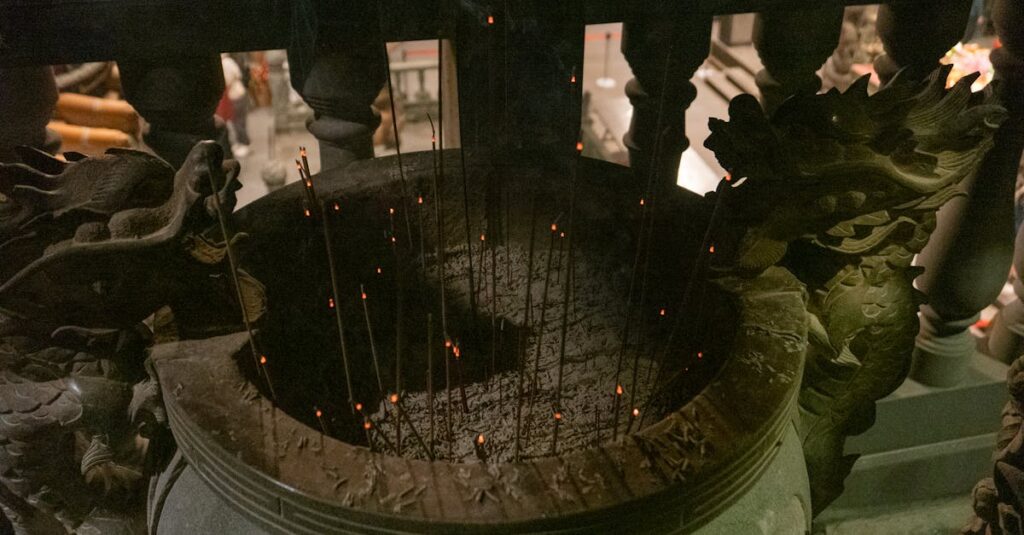 龍神様とのご縁を深める実践法を象徴する、瞑想する人物と黄金の龍の氣が交わる神秘的なイメージ。