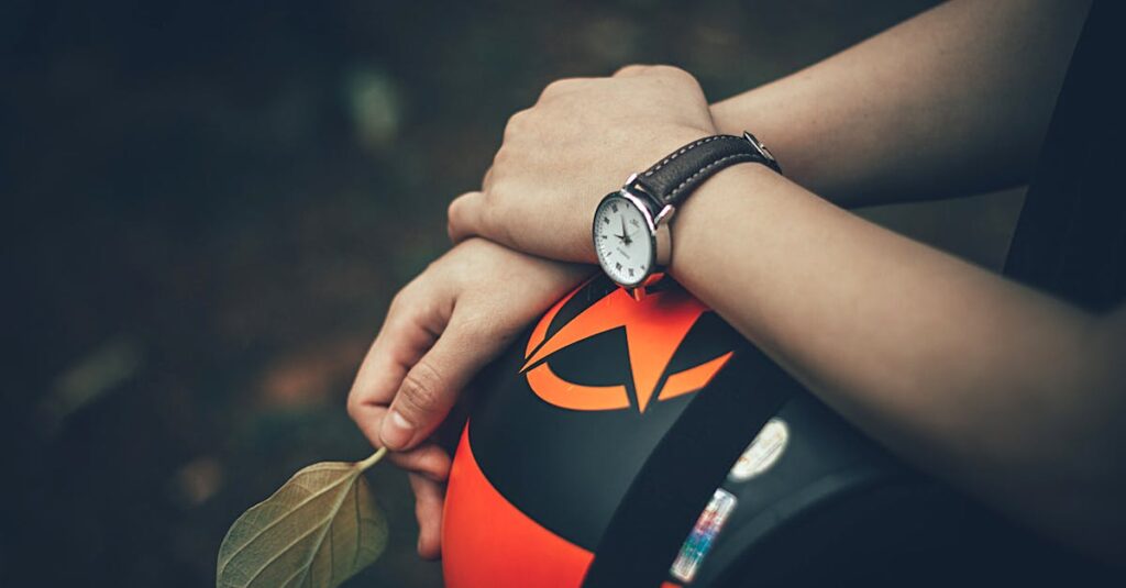 龍神様とのご縁を体験した人々の感動的な瞬間を象徴する光と龍のイメージ。