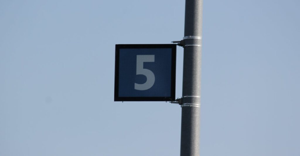 龍神が雲や光、数字のサインを通してメッセージを送っている様子を象徴的に描いたイラスト